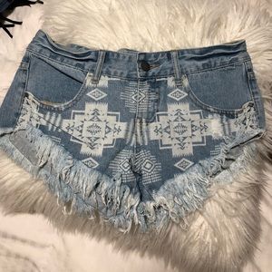 Billabong frayed Aztec shorts - laneway